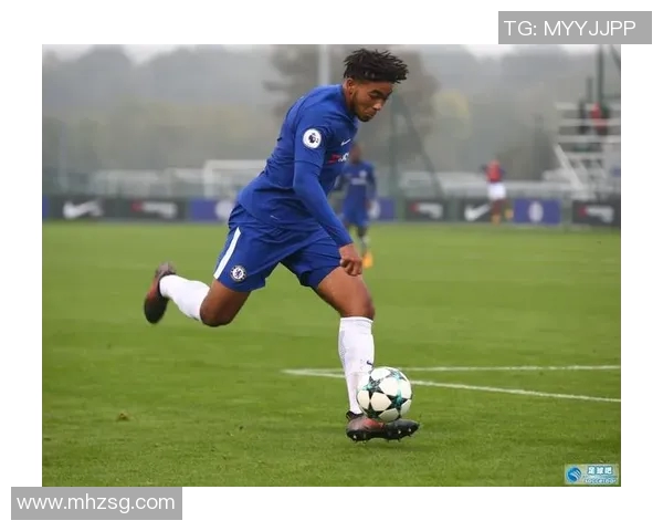 足球明星签名的简单之道揭示了他们背后的故事与个性 足球明星签名的简单之道揭示了他们背后的故事与个性